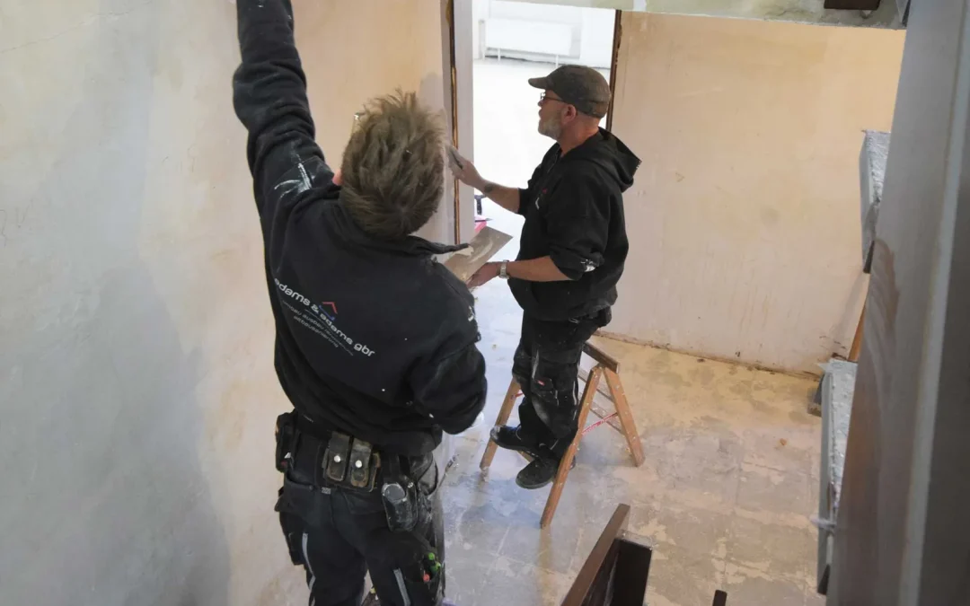 Zwei Mitarbeiter bei Arbeiten in einem Treppenhaus
