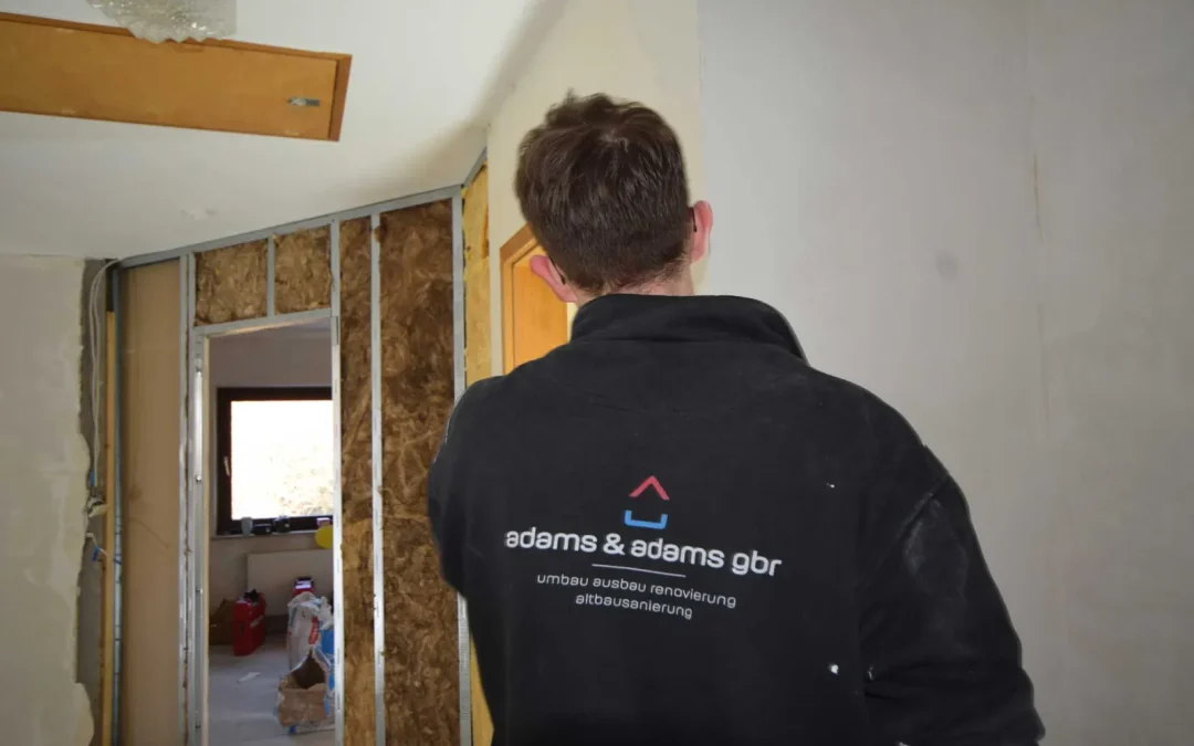 Mitarbeiter von hinten vor einer Ständerwand mit Dämmung